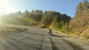 日落时高山风景中的摩托车司机30秒视频