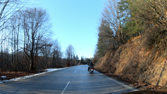 冬季在沥青高速公路上独自骑摩托车驾驶员视频