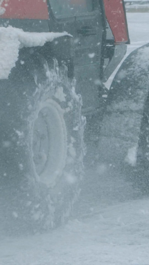 冬天暴风雪后忙碌的除雪车人行道路13秒视频
