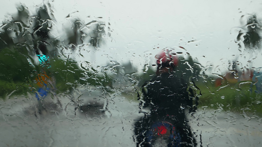 街道道路有选择性有重点的雨视频