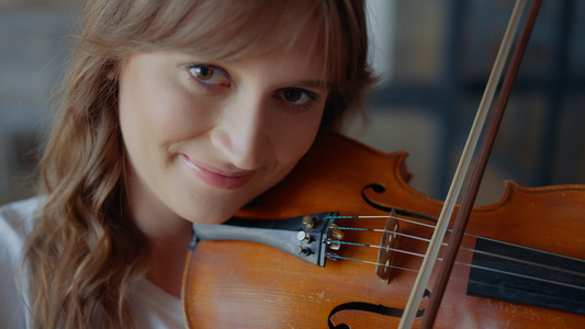 音乐家使用小提琴表演音乐曲目视频