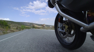 骑着摩托车经过一头奶牛34秒视频