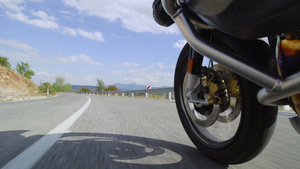骑着摩托车在一条自然道路上行驶在一辆颠簸的沥青路上30秒视频