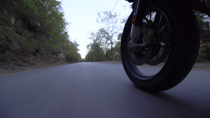 道路上骑摩托车颠簸7秒视频