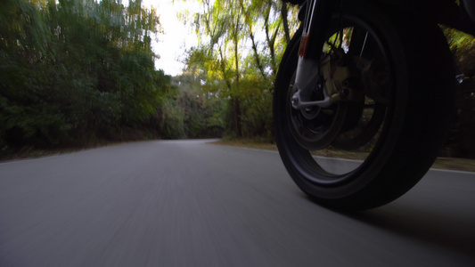 在大自然的道路上骑摩托车视频