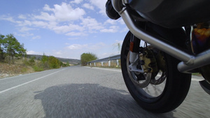 骑着摩托车在一条自然道路上行驶9秒视频