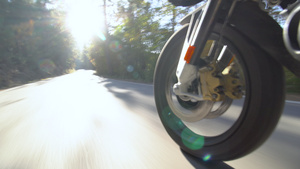 在崎岖不平的公路上骑摩托车14秒视频