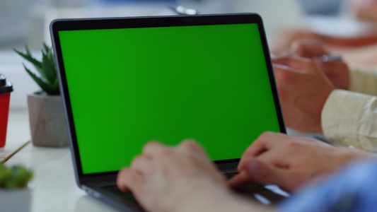 人手打绿色屏幕笔记本电脑 未知的商人工作电脑视频
