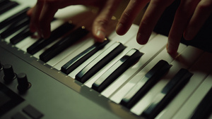 作曲家在录音室做旋律 乐家在厅里弹钢琴20秒视频
