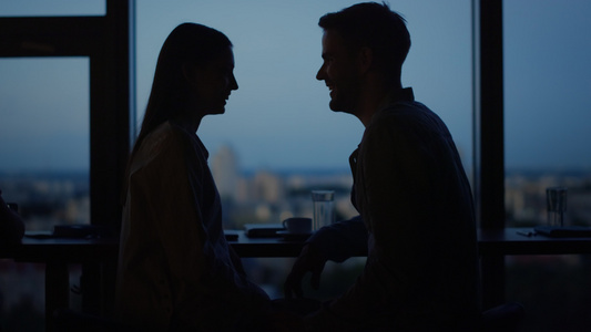 年轻夫妇在全景窗前亲吻 在办公室拥抱的情侣视频