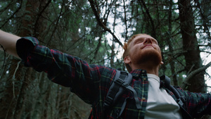 享受自然的男旅游者在树林里漫步时休息26秒视频