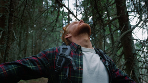 微笑的家伙在爬山时树林里休息20秒视频