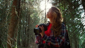 在森林中拍摄照片的妇女27秒视频