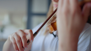 音乐家用弓琴演奏小提 女孩在弦乐器上创作音16秒视频