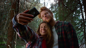 朋友在森林里用智能手机自拍16秒视频