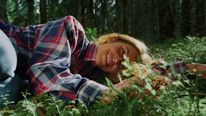躺在森林绿草上的女孩16秒视频