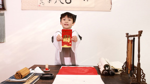 国学儿童拿红包送新年祝福语7秒视频