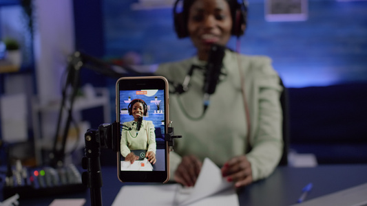 专注于智能手机拍摄非洲博客女性聊天的非洲博客视频