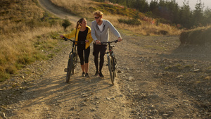 骑自行车的女孩和男在路上运动后休养的赛车运动员29秒视频