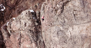 一群人正在攀岩他们正从事攀岩活动21秒视频