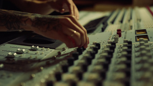 录音室里的男人用手触摸滑块 声音工程师调整声音28秒视频