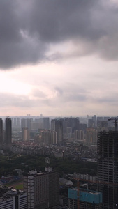 航拍风光城市乌云笼罩下的夕阳阳光晚霞天空城市天际线素材城市素材视频