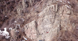 一群人正在攀岩他们正从事攀岩活动24秒视频