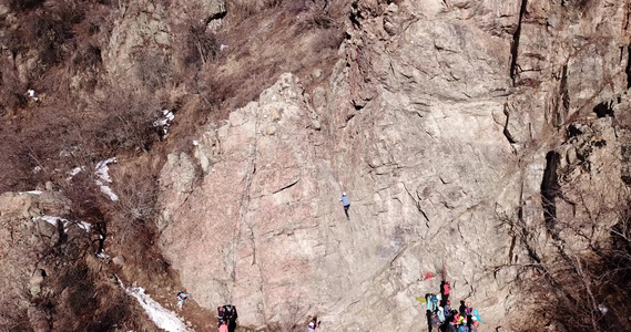 一群人正在攀岩他们正从事攀岩活动视频