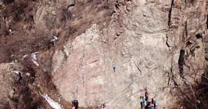 一群人正在攀岩他们正从事攀岩活动17秒视频