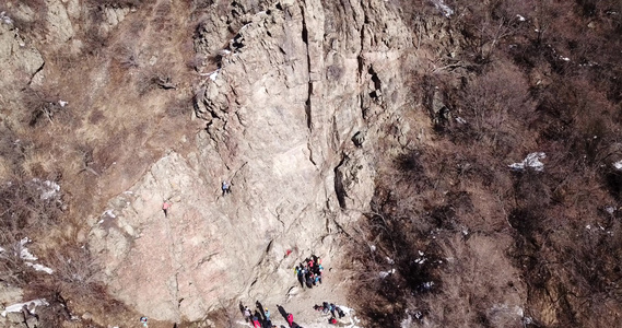 一群人正在攀岩他们正从事攀岩活动视频