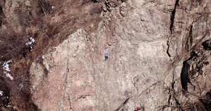 一群人正在攀岩他们正从事攀岩活动10秒视频