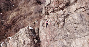 一群人正在攀岩他们正从事攀岩活动19秒视频