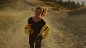 穿着运动服的女孩在山上奔跑25秒视频