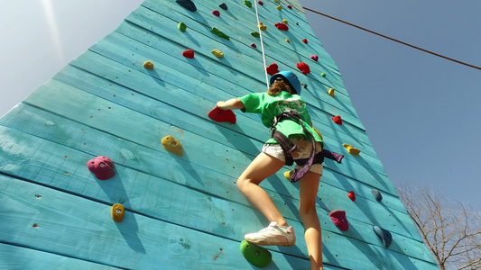 2016年一个小女孩爬上山墙在高墙上爬上视频