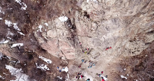 一群人正在攀岩他们正从事攀岩活动35秒视频