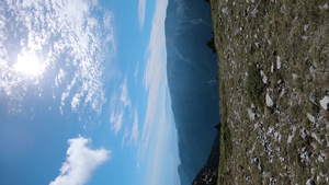 夏季对奥林匹斯山脉的全天观垂直取向9秒视频