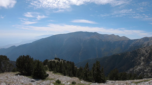 夏季在灰泥中对奥林匹斯山脉的全景20秒视频