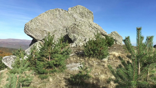 自然的自然岩层山上巨大的石块岩石电影般的稳定运动视频