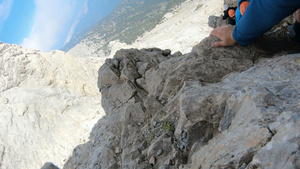 登山者第一视角探险攀爬到岩石峰顶26秒视频