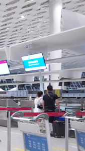 【游客无肖像权，请勿商用】机场行李托运办理宝安机场视频