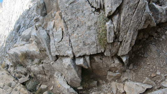 第一视角在奥林匹斯山顶上攀爬从奥林匹斯山顶开阔的风景视频