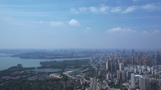 航拍城市蓝天白云晴朗天空自然天气街景道路交通车流4k素材视频