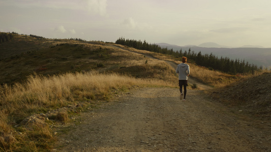 男性运动员在山区跑步视频