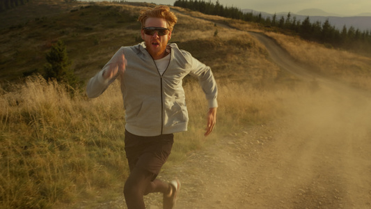 运动健壮的人在山上慢跑视频