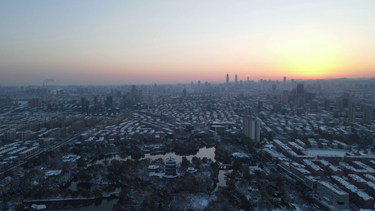 航拍冬天城市雪景清晨日出彩霞视频