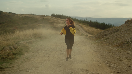 女子在山上慢跑视频