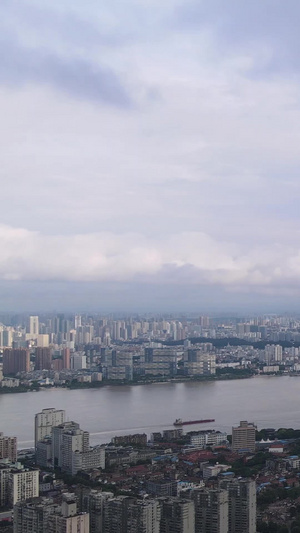 航拍风光城市碧空如洗蓝天白云下的长江江景桥梁城市风景素材城市风光49秒视频