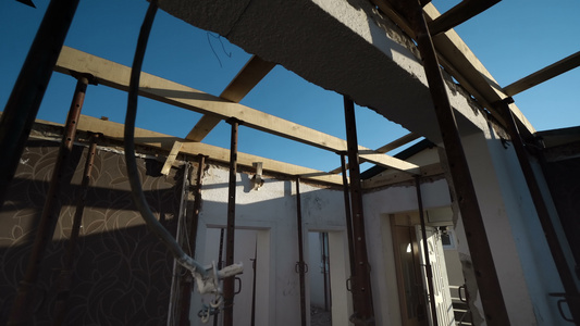 天花板支撑结构的元素与木梁混凝土板的模板施工概念内部视频