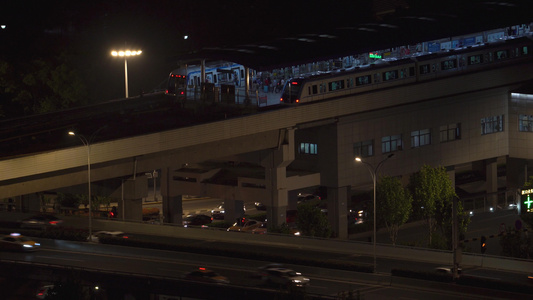 4K城市夜晚交通轻轨站台和立交桥车流视频素材视频
