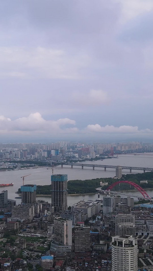 航拍风光城市碧空如洗蓝天白云下的长江江景桥梁城市风景素材城市天际线49秒视频